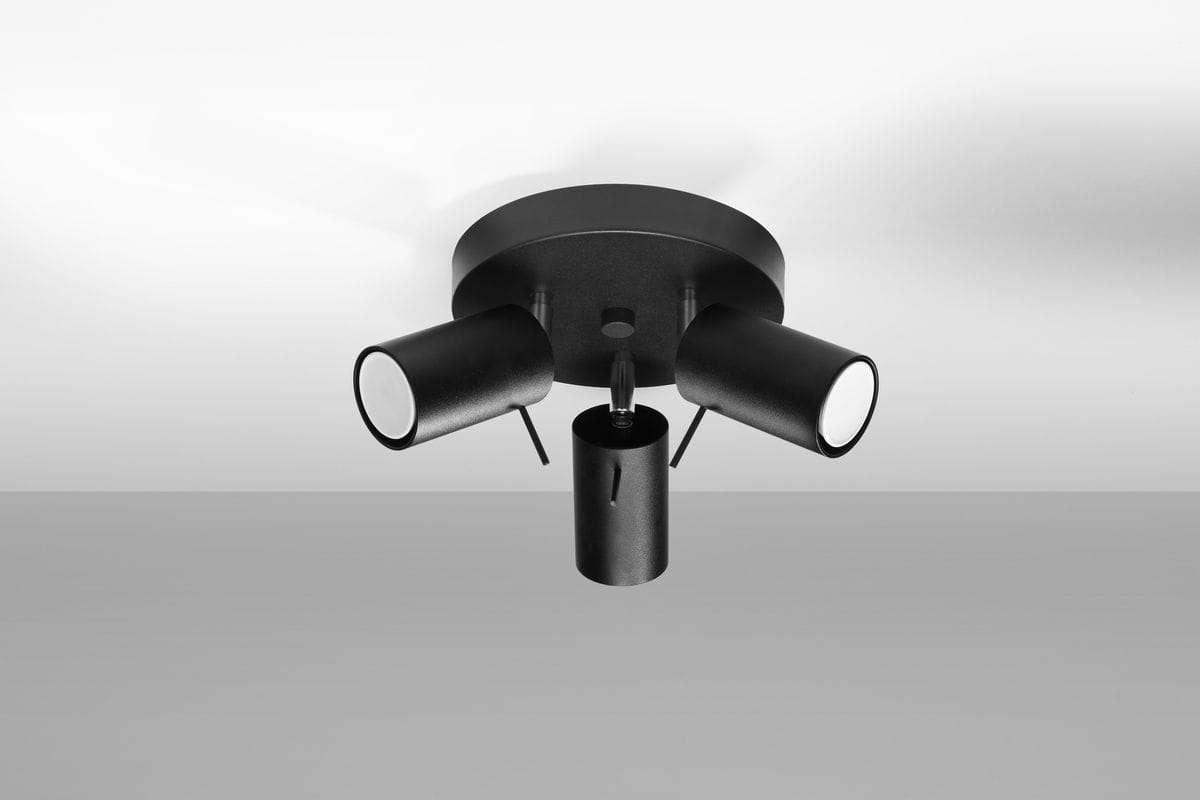 Czarna lampa sufitowa 3-punktowa z regulowanymi reflektorami, umieszczona na okrągłej podstawie. Reflektory cylindryczne z białymi końcówkami, zamontowane na metalowej konstrukcji. Ujęcie z dołu, ukazujące wszystkie trzy źródła światła.