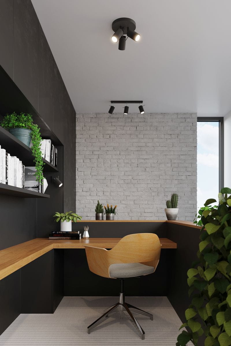 Czarna lampa sufitowa 3-punktowa Ring, zamontowana na suficie, z trzema regulowanymi reflektorami. W otoczeniu nowoczesnego biura z drewnianym biurkiem, roślinami i ceglaną ścianą.