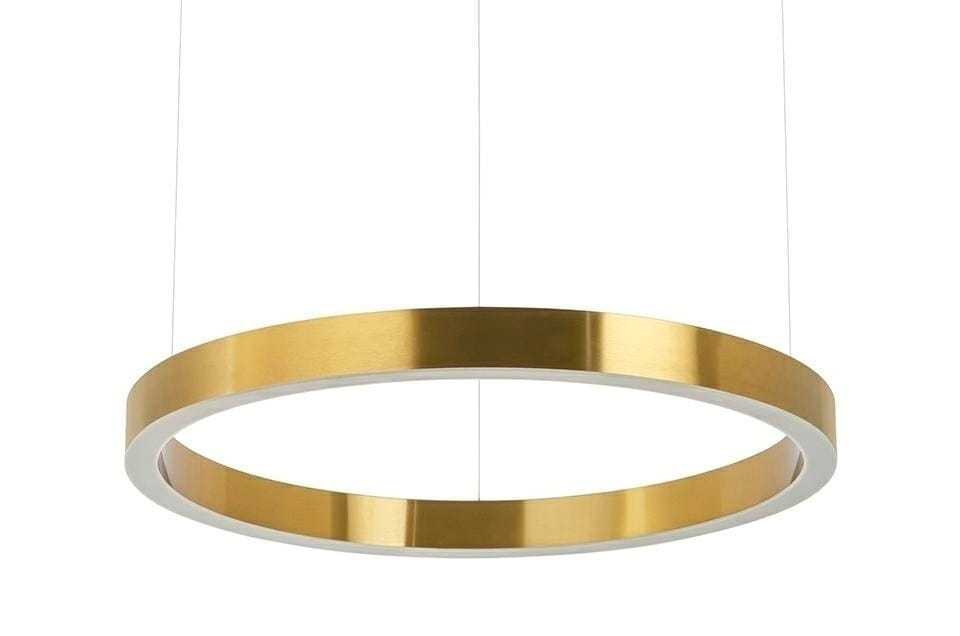 Złota lampa wisząca Ring D60 LED, o okrągłym kształcie, zawieszona na cienkich linkach. Posiada błyszczące wykończenie i białą krawędź. Widok z dołu, ukazujący elegancki design.