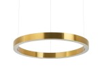 Złota lampa wisząca Ring D60 LED, o okrągłym kształcie, zawieszona na cienkich linkach. Posiada błyszczące wykończenie i białą krawędź. Widok z dołu, ukazujący elegancki design.