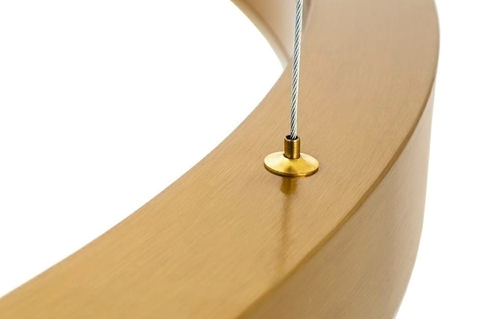 Złota lampa wisząca Ring D80 z LED, widok z boku, pokazujący detale mocowania oraz gładką, matową powierzchnię oprawy. Widoczne elementy montażowe w kolorze złotym, wisi na cienkim, metalowym przewodzie.