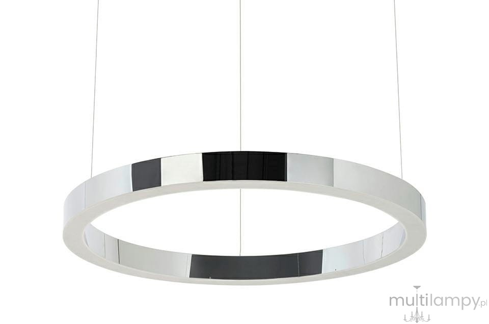 Srebrna lampa wisząca Ring D60 z jednym punktem świetlnym. Okrągły kształt, z połyskującymi elementami w srebrnym kolorze, zawieszona na cienkich linkach. Brak dodatkowych dekoracji, minimalistyczny design.