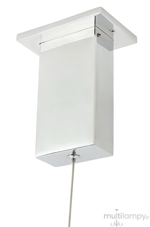 Srebrna lampa wisząca Ring D60 LED z prostokątnym kloszem, zawieszona na cienkim przewodzie. Klosz ma gładką, błyszczącą powierzchnię, a montaż odbywa się na płaskim, kwadratowym suficie. Idealna do nowoczesnych wnętrz.