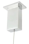 Srebrna lampa wisząca Ring D60 LED z prostokątnym kloszem, zawieszona na cienkim przewodzie. Klosz ma gładką, błyszczącą powierzchnię, a montaż odbywa się na płaskim, kwadratowym suficie. Idealna do nowoczesnych wnętrz.