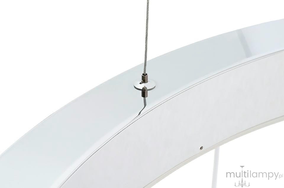 Srebrna lampa wisząca Ring D60 LED z metalowym mocowaniem, zbliżenie na detal mocowania. Lampa ma okrągły kształt i gładką, błyszczącą powierzchnię. Widoczne zawieszenie na cienkim przewodzie.