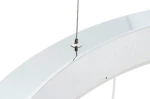 Srebrna lampa wisząca Ring D60 LED z metalowym mocowaniem, zbliżenie na detal mocowania. Lampa ma okrągły kształt i gładką, błyszczącą powierzchnię. Widoczne zawieszenie na cienkim przewodzie.