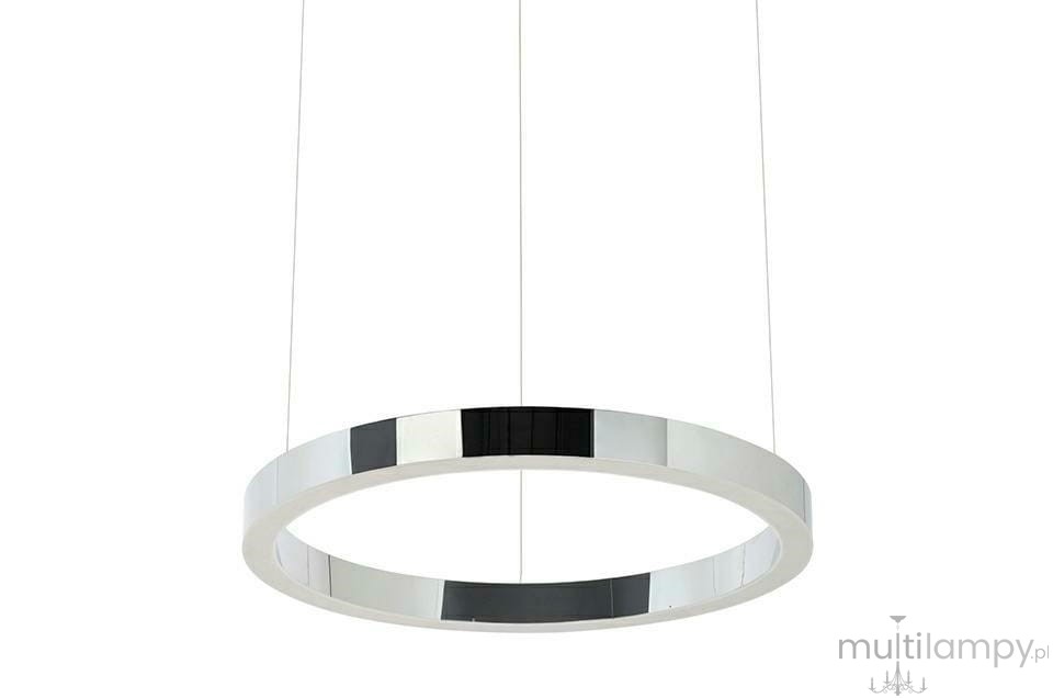 Srebrna lampa wisząca Ring D40 z LED, w formie okręgu, z metaliczną, teksturowaną powierzchnią. Zawieszona na cienkich przewodach, z widocznym czarnym akcentem. Idealna do nowoczesnych wnętrz.