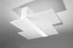 Lampa sufitowa 2-punktowa Massimo w białym kolorze. Posiada dwa prostokątne klosze z matowego szkła, zamontowane na płaskiej, białej podstawie. Ujęcie z dołu, ukazujące subtelny design i minimalistyczny styl.