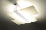 Lampa sufitowa Massimo 2-punktowa w kolorze białym. Posiada dwa prostokątne klosze z matowego materiału, umieszczone na metalowej konstrukcji. Ujęcie z dołu, ukazujące oświetlenie oraz nowoczesny design.