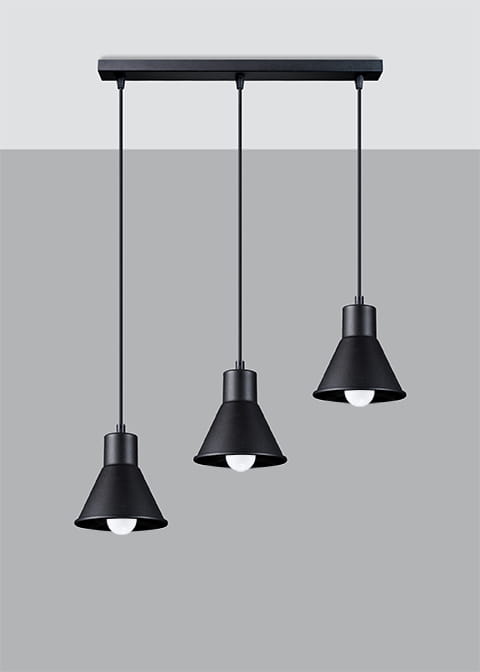 Lampa wisząca 3-punktowa w kolorze czarnym z metalowymi abażurami w kształcie stożków, zawieszona na cienkich kablach. Montaż sufitowy, elegancki design, idealna do nowoczesnych wnętrz. Tło w odcieniach szarości.