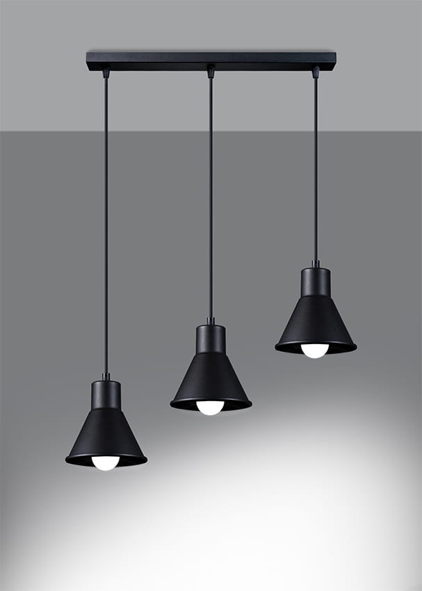 Lampa wisząca 3-punktowa w kolorze czarnym z metalowymi kloszami w kształcie stożka. Klosze zawieszone na cienkich linkach z centralnym mocowaniem. Światło emitowane przez białe żarówki. Tło w odcieniach szarości.