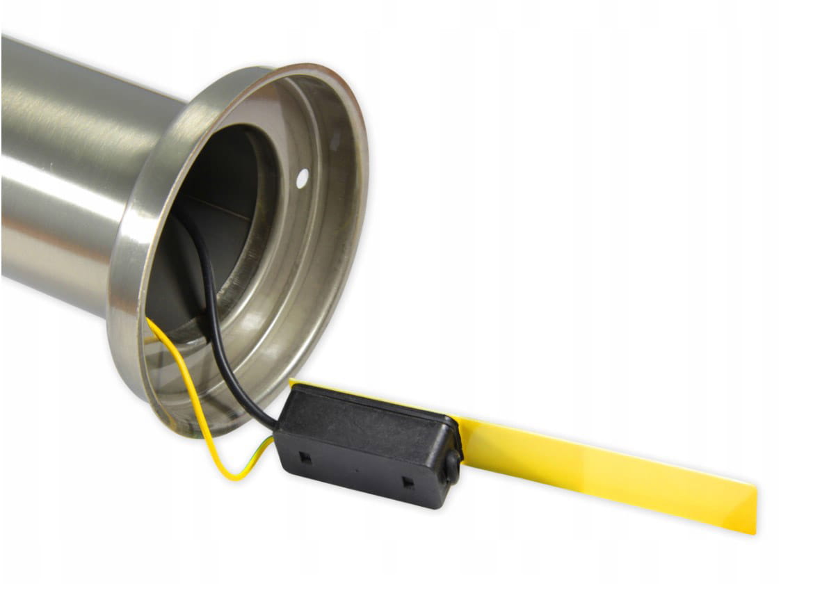 Wnętrze lampy stojącej ogrodowej Manila H65, okrągłej, srebrnej, z widocznym czujnikiem ruchu oraz przewodami elektrycznymi. Elementy: czarny moduł z podłączonymi żółtym i czarnym przewodem. Kąt ujęcia zbliżony na detal wewnętrzny.
