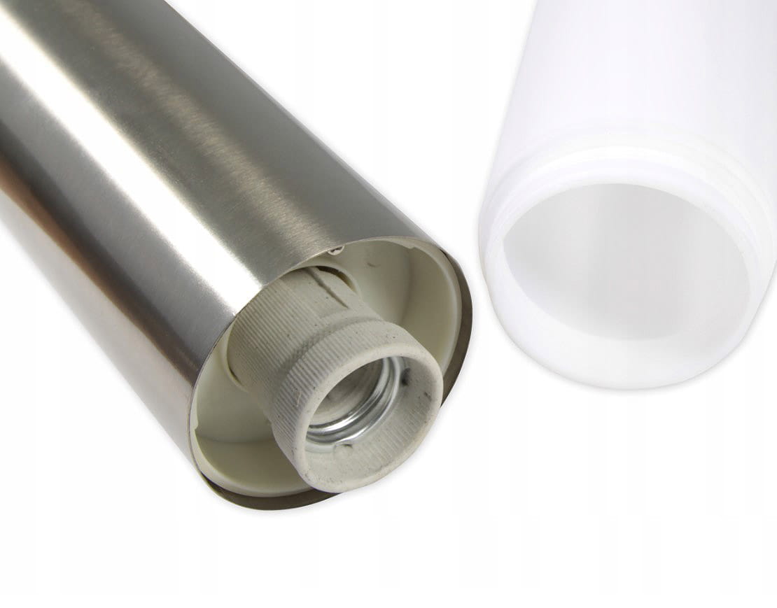 Okrągła lampa stojąca ogrodowa Manila H65 z czujnikiem ruchu, wykonana z metalicznego, srebrnego materiału. Widoczna część z oprawką do żarówki oraz przezroczysta, biała osłona. Ujęcie z bliska, ukazujące detale konstrukcji.