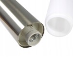 Okrągła lampa stojąca ogrodowa Manila H65 z czujnikiem ruchu, wykonana z metalicznego, srebrnego materiału. Widoczna część z oprawką do żarówki oraz przezroczysta, biała osłona. Ujęcie z bliska, ukazujące detale konstrukcji.