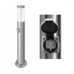 Lampa stojąca ogrodowa Manila H65, okrągła, w kolorze srebrnym. Posiada gniazdo, widoczne u góry, z otwartą pokrywą. Produkt ma prostą, cylindryczną formę i stabilną podstawę. Idealna do oświetlenia przestrzeni zewnętrznych.