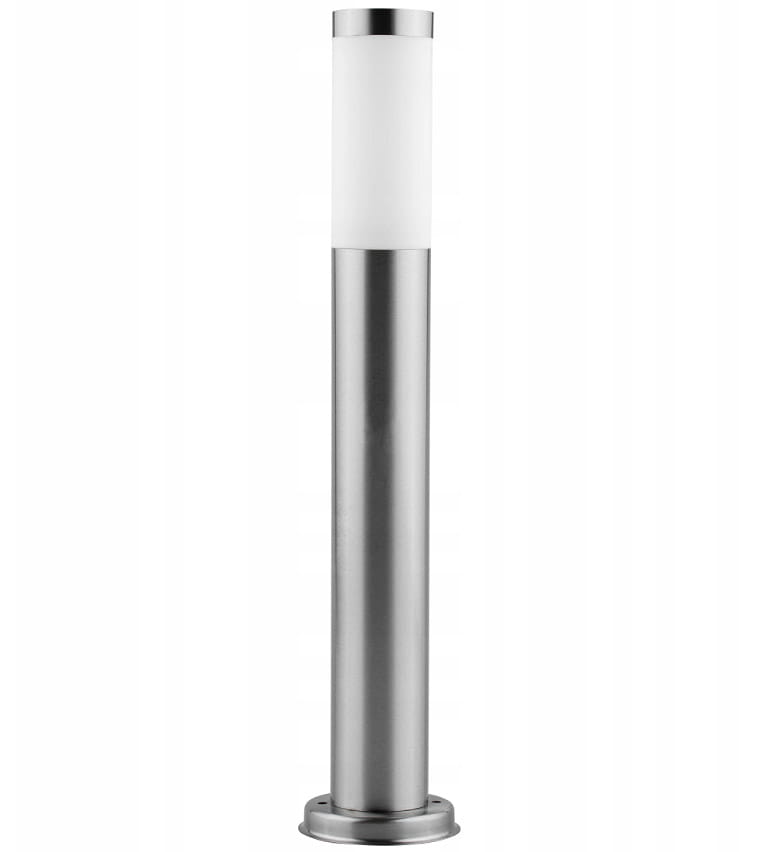 Lampa stojąca Manila H65 w kształcie okrągłego słupka, wykonana z metalowego srebrnego korpusu z mleczną osłoną na górze. Ujęcie frontalne, widoczna solidna podstawa. Idealna do oświetlenia przestrzeni ogrodowej.