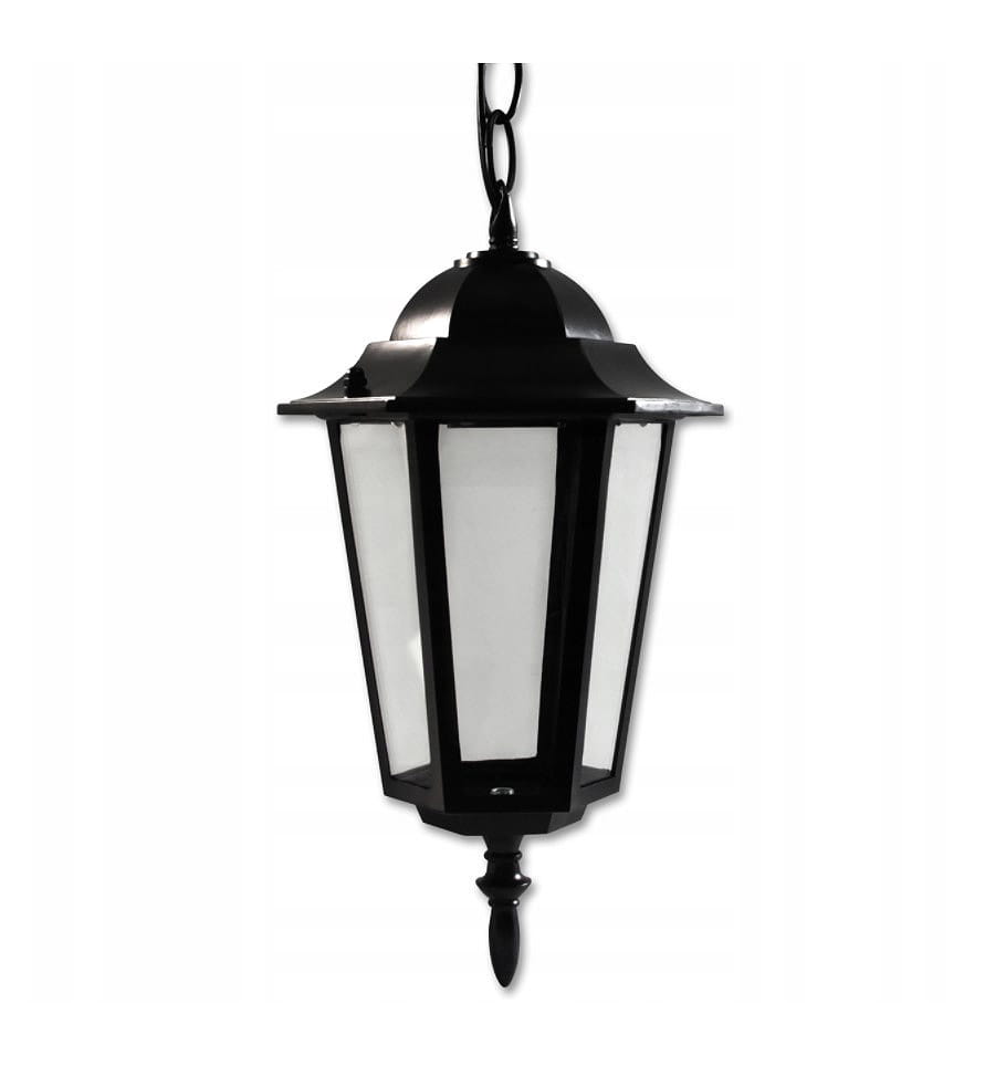 Czarna lampa wisząca ogrodowa Victoria z jednym punktem świetlnym. Posiada sześciokątną, przezroczystą obudowę z metalowymi detalami. Zawieszona na łańcuchu, z dekoracyjnym elementem u dołu, idealna do oświetlenia przestrzeni na zewnątrz.