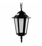 Czarna lampa wisząca ogrodowa Victoria z jednym punktem świetlnym. Posiada sześciokątną, przezroczystą obudowę z metalowymi detalami. Zawieszona na łańcuchu, z dekoracyjnym elementem u dołu, idealna do oświetlenia przestrzeni na zewnątrz.