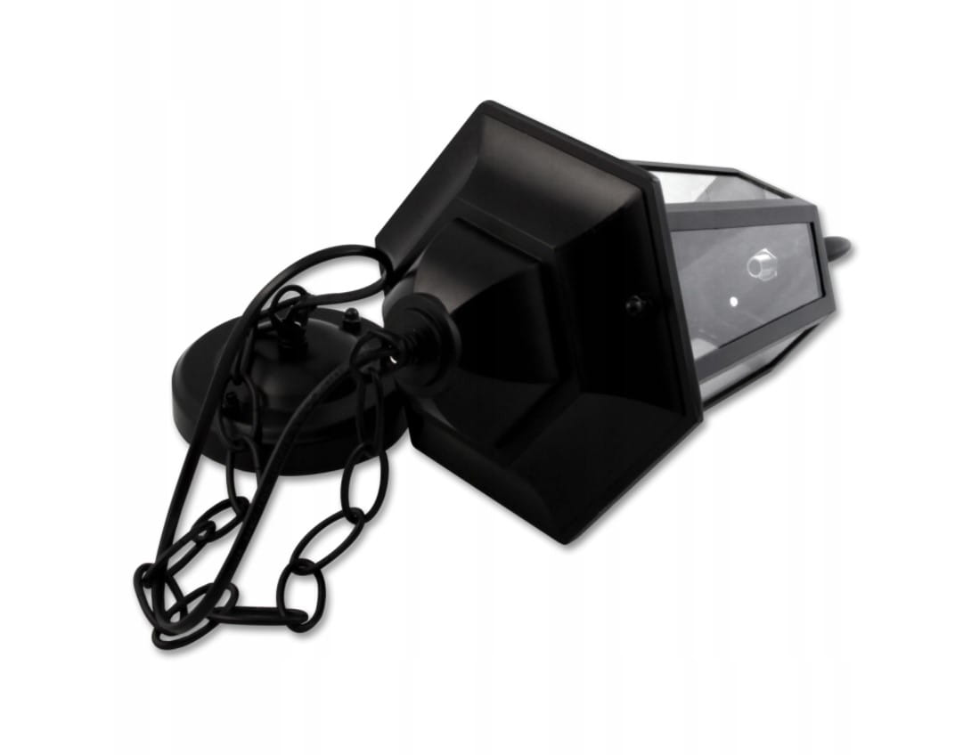Lampa wisząca ogrodowa Victoria, 1-punktowa, w kolorze czarnym, z kwadratowym kloszem i metalową linką. Ujęcie z boku, pokazujące mocowanie i łańcuch. Przezroczyste ścianki klosza umożliwiają przepuszczanie światła.
