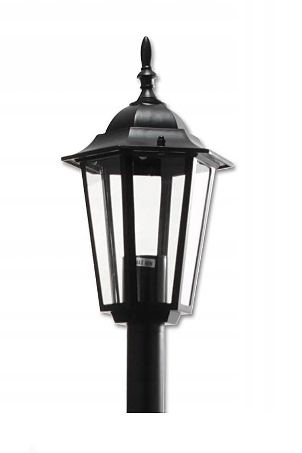 Lampa stojąca ogrodowa Victoria H100 w kolorze czarnym, z metalowym kloszem o sześciokątnym kształcie i przezroczystymi panelami. Zainstalowana na prostym słupku, z ozdobnym detalem na górze. Idealna do oświetlenia przestrzeni zewnętrznych.