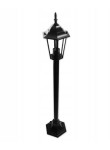Czarna lampa stojąca ogrodowa Victoria H100, 1-punktowa, z metalowym korpusem i szklanym kloszem w kształcie dachu. Ujęcie frontalne, produkt ustawiony na prostokątnej podstawie. Idealna do oświetlenia przestrzeni na zewnątrz.