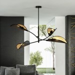 Czarna lampa sufitowa Lotus 4-punktowa z metalowymi kloszami w złotym kolorze, zawieszona na długim pręcie. Klosze mają kształt liści i są umieszczone w różnych kierunkach, tworząc nowoczesny design. Produkt w aranżacji wnętrza z widokiem na zieleń.