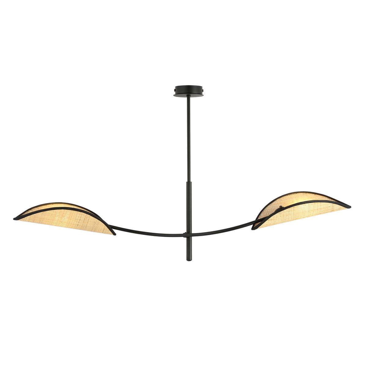 Czarna lampa sufitowa Lotus 2-punktowa z rattanowymi kloszami w kształcie półksiężyców, zawieszona na cienkim metalowym stelażu. Klosze mają jasny kolor, co kontrastuje z ciemnym wykończeniem. Ujęcie frontalne, produkt wiszący.