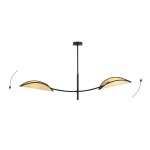 Czarna lampa sufitowa Lotus 2-punktowa z rattanowymi kloszami, zawieszona na cienkim, prostym stelażu. Klosze mają półokrągły kształt, z możliwością regulacji nachylenia. Tło zdjęcia jest białe, co podkreśla detale lampy.