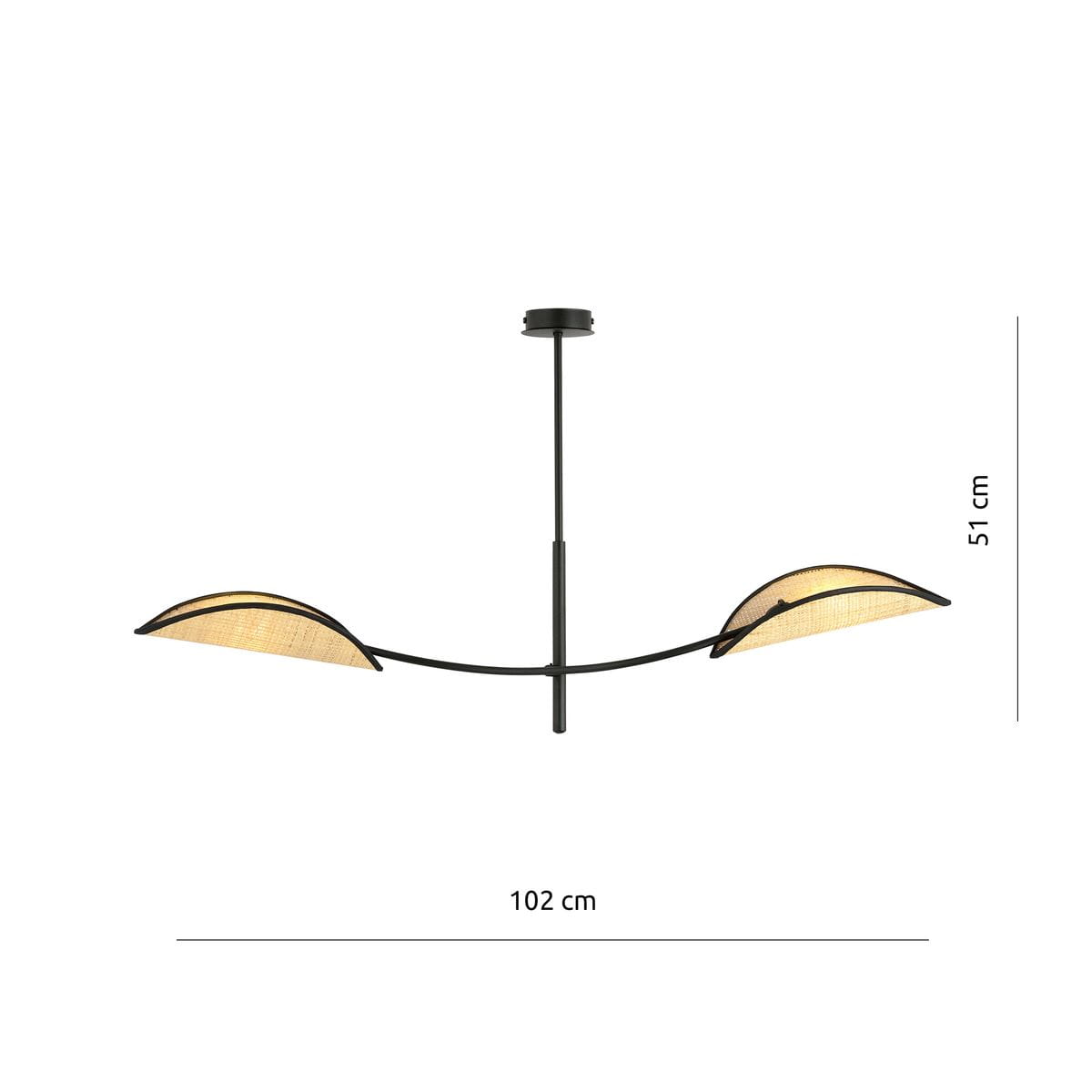 Czarna lampa sufitowa 2-punktowa Lotus z rattanowymi kloszami, o wymiarach 102 cm szerokości i 51 cm wysokości. Produkt zawieszony na cienkim stelażu, z kloszami w kształcie półokręgów, umieszczonymi na końcach ramienia.