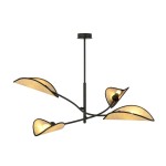 Czarna lampa sufitowa Lotus z rattanowymi kloszami, czteropunktowa. Posiada elegancką, organiczną formę z lekko zaokrąglonymi kloszami, umieszczona na cienkim, metalowym stelażu. Idealna do nowoczesnych wnętrz, zawieszona na długim przewodzie.