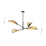 Czarna lampa sufitowa 4-punktowa z rattanowymi kloszami w kształcie liści. Produkt zawieszony na cienkim przewodzie, z kloszami skierowanymi w różnych kierunkach. Prosta konstrukcja, matowe wykończenie, idealna do nowoczesnych wnętrz.