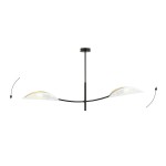 Lampa sufitowa Lotus 2-punktowa w kolorze białym i złotym. Ma dwa klosze o lekko zaokrąglonym kształcie, zawieszone na czarnym, smukłym ramieniu. Ujęcie frontalne, lampa wisząca z możliwością regulacji kąta nachylenia kloszy.