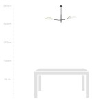 Lampa sufitowa Lotus 2-punktowa w kolorze białym i złotym, z dwoma zaokrąglonymi kloszami, zawieszona na cienkim, czarnym przewodzie. Ujęcie frontalne, montowana na suficie, idealna do oświetlenia stołu.
