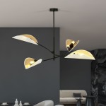Lampa sufitowa Lotus, 4-punktowa, w kolorze białym i złotym. Ma cztery klosze w kształcie liści z białymi krawędziami, zamontowane na czarnym stelażu. Ujęcie z dołu, lampa wisząca w nowoczesnym wnętrzu.