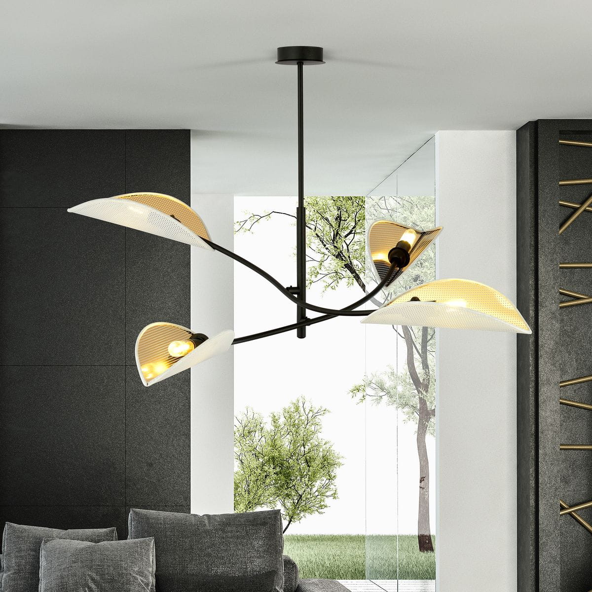 Lampa sufitowa Lotus 4-punktowa, biała z złotymi kloszami, umieszczona w centralnej części pomieszczenia. Klosze mają kształt liści i są zamontowane na czarnej podstawie, co tworzy nowoczesny wygląd w aranżacji wnętrza.