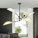 Lampa sufitowa Lotus 6-punktowa w kolorze białym i złotym, z eleganckimi, lekko falistymi kloszami. Ułożona w wiszącej pozycji, prezentuje nowoczesny design. Tło stanowi jasne wnętrze z widokiem na zieleń.
