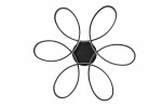 Czarna lampa sufitowa LED 100W w kształcie sześciu okręgów, zamontowana na centralnej podstawie. Zbliżenie na detal konstrukcji, ukazujące eleganckie linie i minimalistyczny design. Widoczny pilot do zdalnego sterowania.