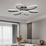 Czarna lampa sufitowa LED 100W w kształcie ośmiu okręgów, z białym podświetleniem. Zamontowana na suficie w nowoczesnym wnętrzu. Elementy dekoracyjne w tle, jasne zasłony i kanapa w kolorze jasnoszarym. Widoczny pilot do zdalnego sterowania.