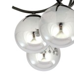 Czarna/grafitowa lampa sufitowa Boston z czterema kulistymi kloszami o lustrzanej powierzchni. Ujęcie z góry, ukazujące szczegóły kształtu i wykończenia kloszy. Klosze są zamontowane na metalowej konstrukcji, zapewniając nowoczesny wygląd.