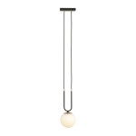 Lampa wisząca Glam 1-punktowa w czarno-białym kolorze, z okrągłą, białą szklana kulą i czarnym kablem. Montaż na suficie za pomocą prostokątnej podstawy. Prosty, nowoczesny design, idealna do wnętrz w stylu minimalistycznym.