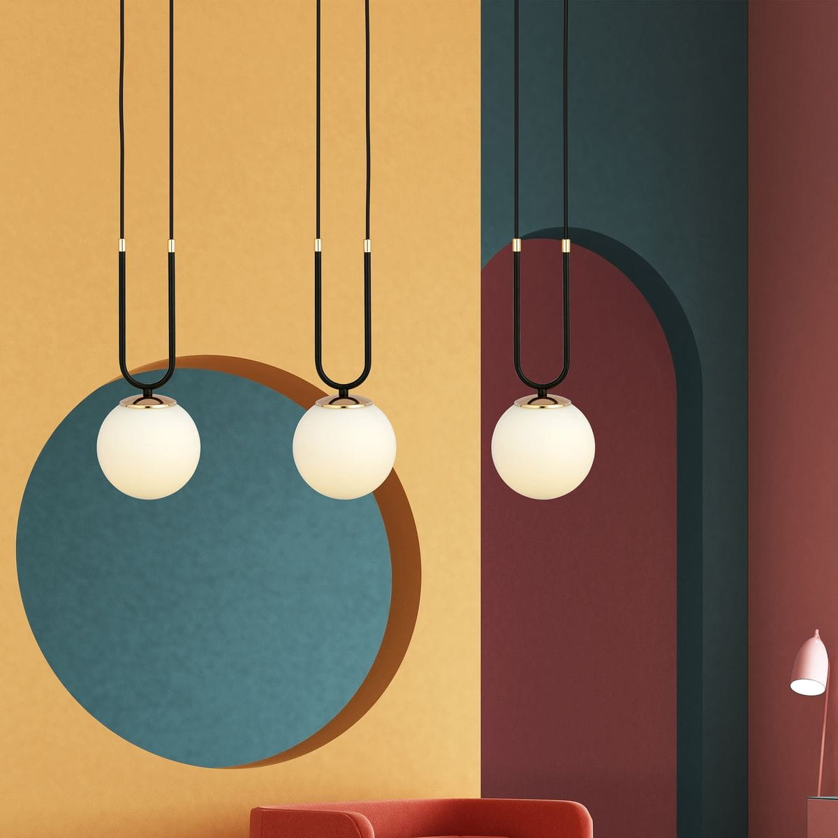 Lampa wisząca 3-punktowa Glam w kolorze czarnym i białym. Składa się z trzech okrągłych kloszy z białego szkła zawieszonych na czarnych kablach. Widoczna w aranżacji z kolorowymi ścianami w odcieniach żółci, niebieskiego i burgundowego.