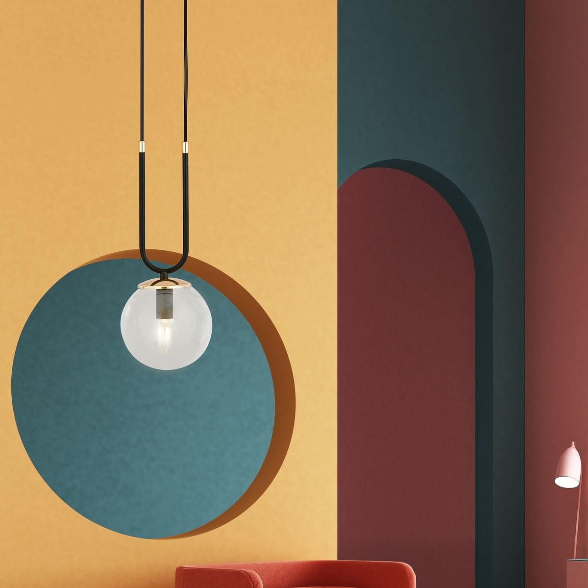 Czarna lampa wisząca 1-punktowa Glam z przezroczystym kloszem, zawieszona na długich przewodach. W tle kolorowe ściany w odcieniach żółtego, zielonego i czerwonego, oraz czerwona sofa. Klosz ukazuje źródło światła.