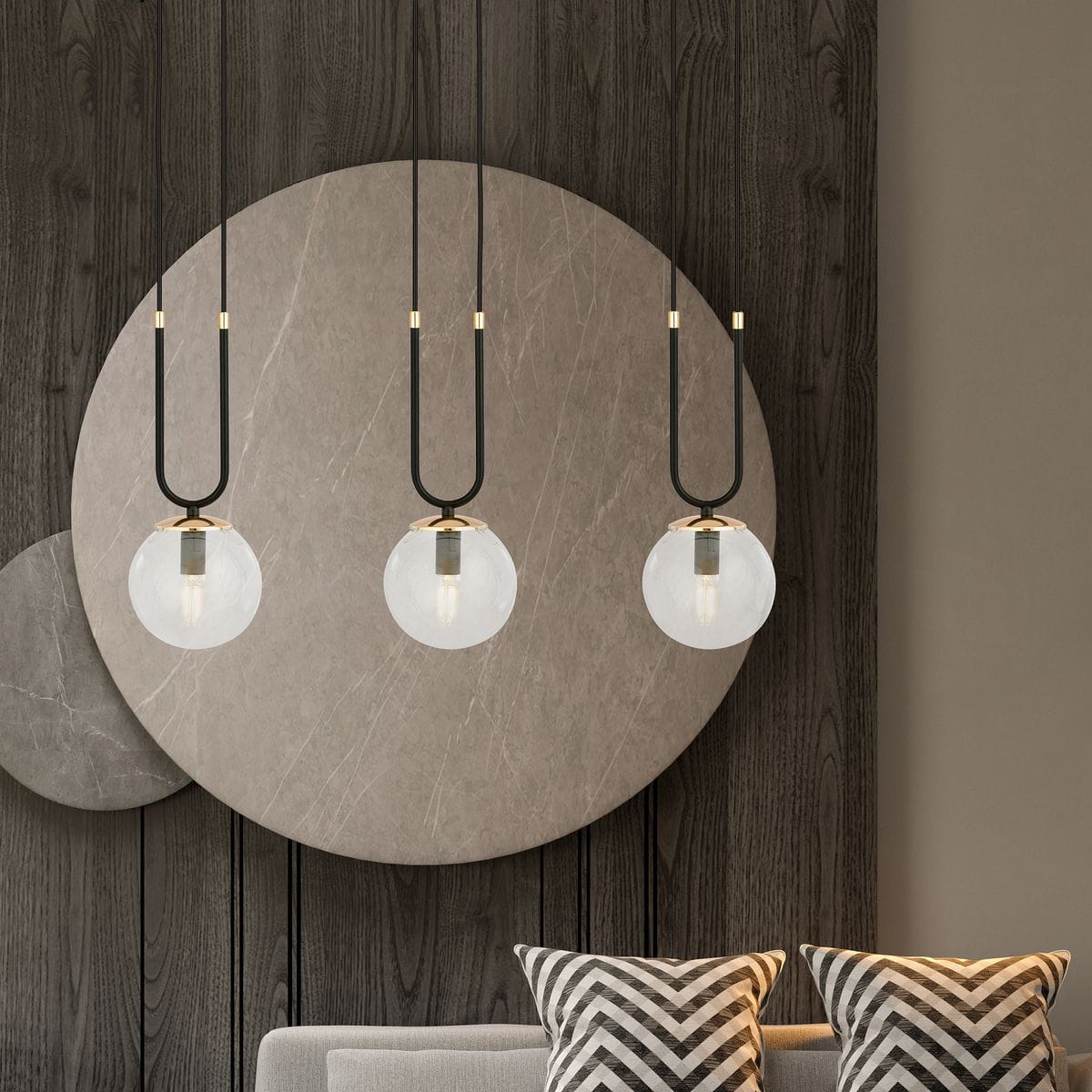 Czarna lampa wisząca 3-punktowa Glam z transparentnymi kloszami w kształcie kul. Ujęcie z przodu, zawieszona na długich, cienkich linkach. Tło w odcieniach beżu z geometrycznymi dekoracjami. Idealna do nowoczesnych wnętrz.