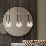 Czarna lampa wisząca 3-punktowa Glam z transparentnymi kloszami w kształcie kul. Ujęcie z przodu, zawieszona na długich, cienkich linkach. Tło w odcieniach beżu z geometrycznymi dekoracjami. Idealna do nowoczesnych wnętrz.