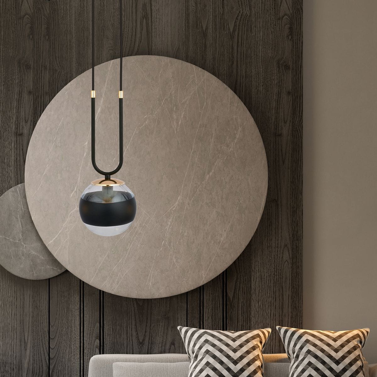 Wisząca lampa Glam 1-punktowa, czarna, z okrągłym kloszem w kolorze przezroczystym i czarnym. Zawieszona na cienkim, czarnym przewodzie, z metalowymi elementami w kolorze złotym. Lampa wisząca w nowoczesnym wnętrzu, na tle okrągłych dekoracji ściennych.