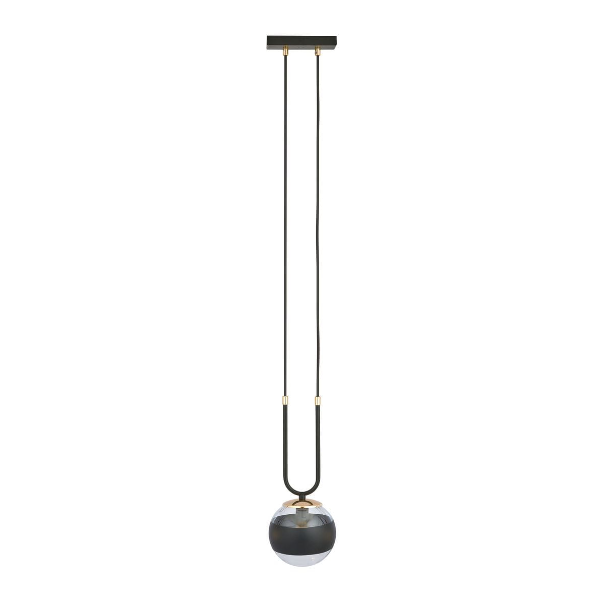 Czarna lampa wisząca Glam z pojedynczym punktem świetlnym, zawieszona na dwóch cienkich kablach. Szklana kula z dolną częścią w czarnym kolorze, a górna część przezroczysta. Metalowy stelaż w kolorze złotym. Prosty, nowoczesny design.