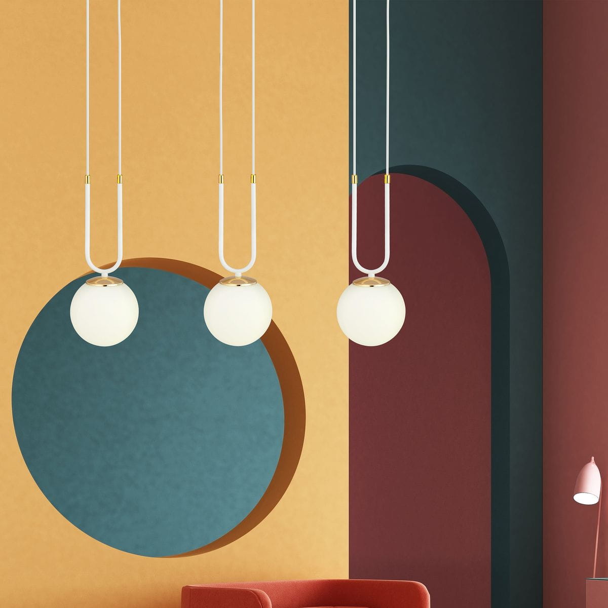 Lampa wisząca 3-punktowa Glam w białym kolorze z okrągłymi, mlecznymi kloszami. Zawieszona na długich, białych kablach z złotymi detalami. Prezentowana w aranżacji z kolorowymi ścianami w odcieniach żółci, zieleni i czerwieni.