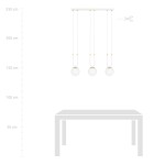 Lampa wisząca Glam 3-punktowa w kolorze białym. Składa się z trzech okrągłych kloszy zawieszonych na cienkich, złotych linkach. Ujęcie frontalne, w tle widoczny schemat wysokości montażu. Idealna do nad stołem.