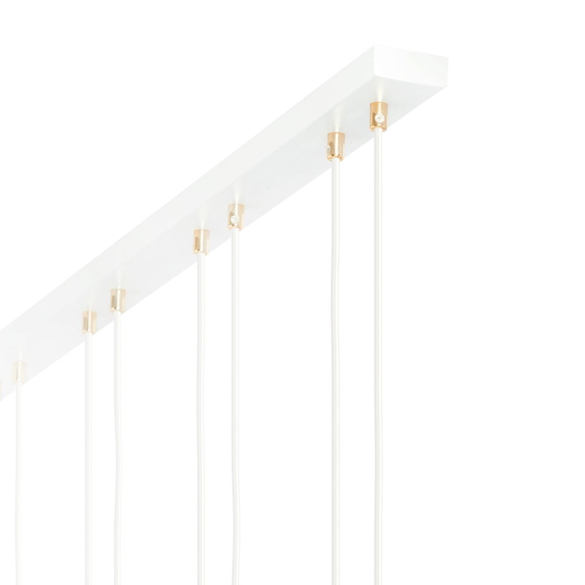 Lampa wisząca Glam 4-punktowa, biała, z prostokątnym, matowym stelażem. Posiada cztery białe przewody z metalowymi uchwytami w kolorze złotym. Ujęcie z góry, ukazujące detale mocowania przewodów.
