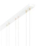 Lampa wisząca Glam 4-punktowa, biała, z prostokątnym, matowym stelażem. Posiada cztery białe przewody z metalowymi uchwytami w kolorze złotym. Ujęcie z góry, ukazujące detale mocowania przewodów.